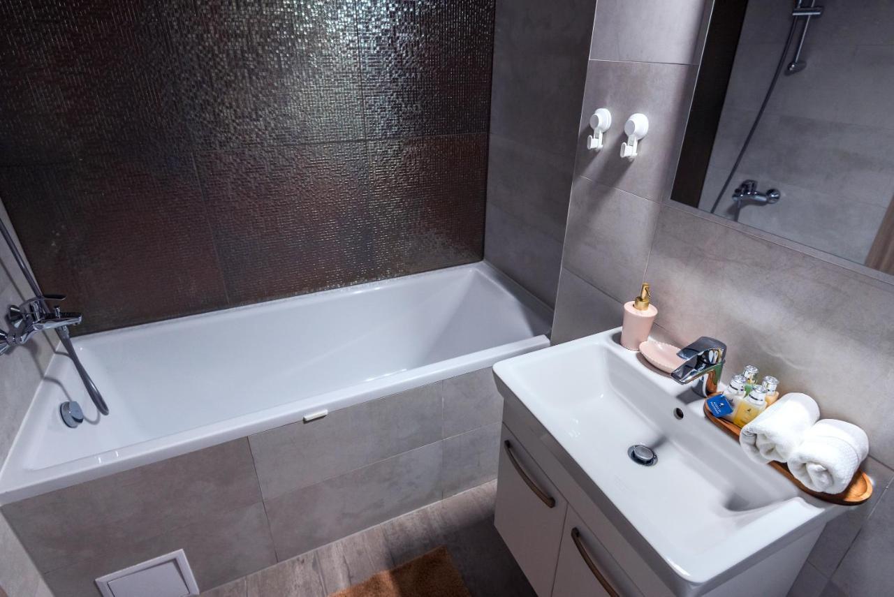 Lovely Chic Studio, On A Beautiful Promenade Apartment Brasov Exterior photo